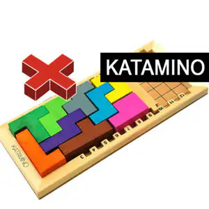 Caja de madera del juego Katamino con piezas de colores tipo pentaminó colocadas sobre un tablero, junto a una gran X roja.