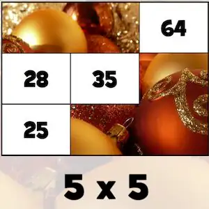 Puzzle de tablas de multiplicar navideño con piezas numeradas (25, 28, 35, 64) sobre una imagen de bolas de Navidad doradas.
