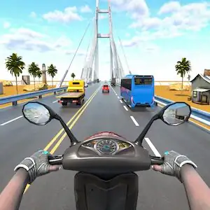 Vista en primera persona desde el manillar de una moto circulando por un puente con tráfico y palmeras alrededor